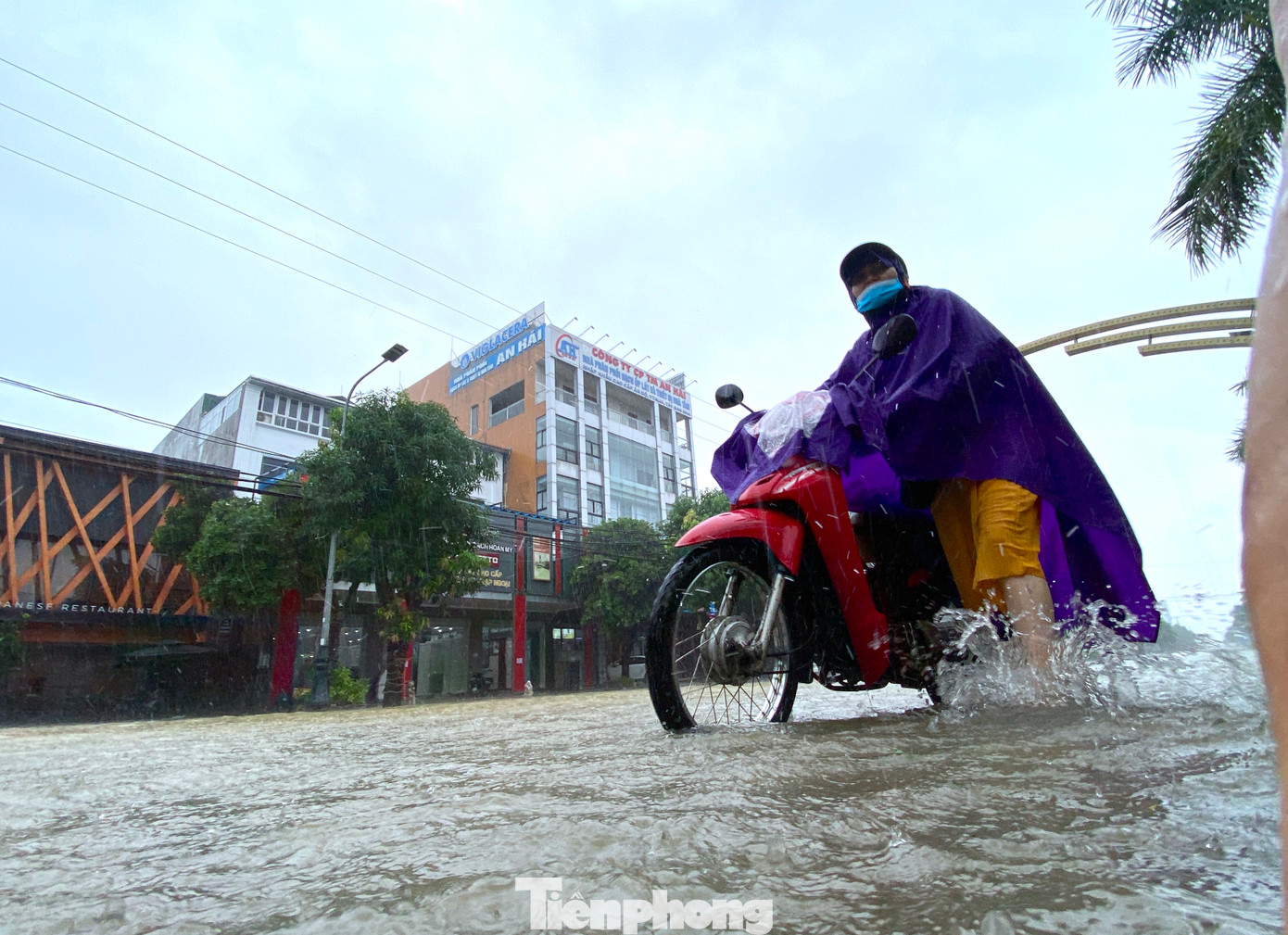 Nhiều xe máy chủ quan đi qua đoạn đường ngập nước sâu bị chết máy buộc phải dắt bộ.