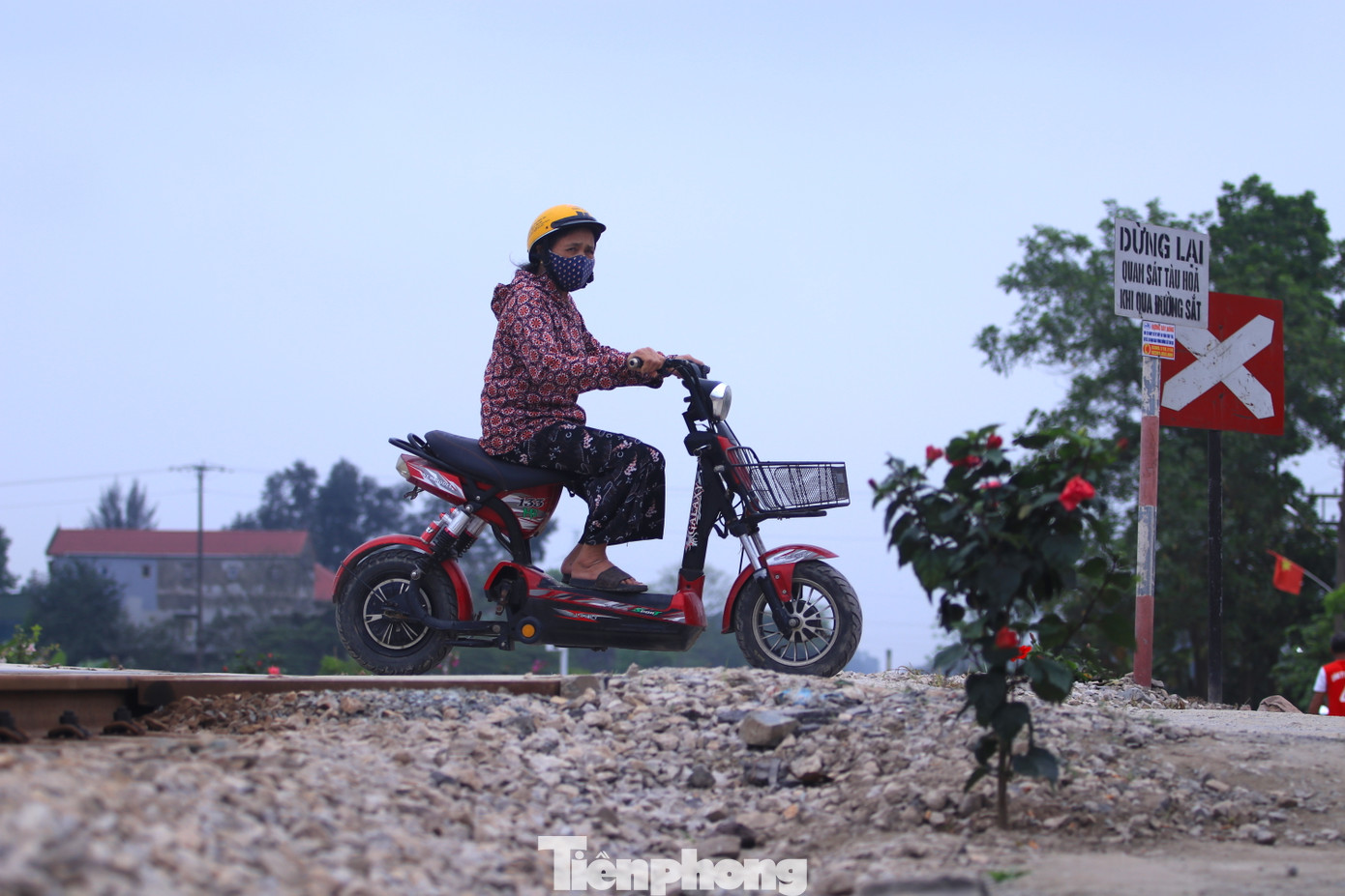 Các đường ngang, lối mòn tự mở luôn có đông người dân và phương tiện đi qua.