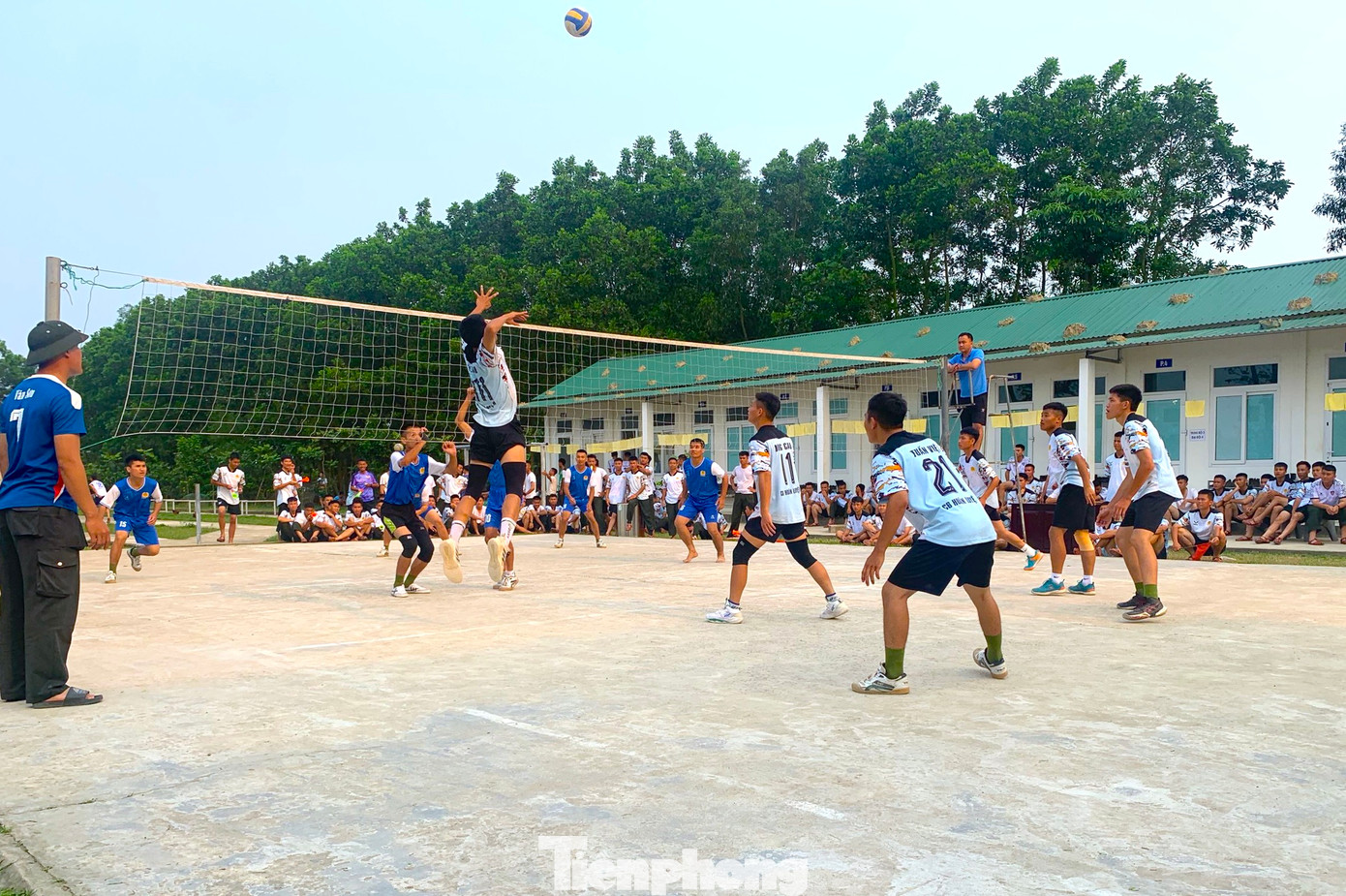 Các cán bộ chiến sĩ cảnh sát cơ động thi đấu bóng chuyền. Các cán bộ chiến sĩ cảnh sát cơ động thi đấu bóng chuyền.