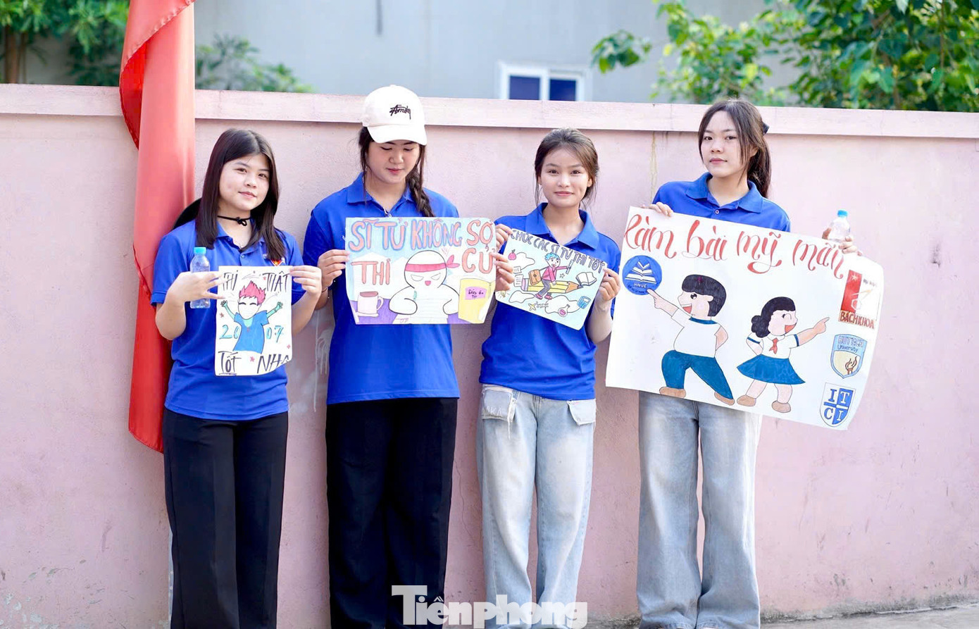 Những lời chúc của đoàn viên thanh niên sẽ góp phần giúp các thí sinh có tâm lý vui vẻ, thoải mái để hoàn thành kỳ thi một cách tốt nhất. Những lời chúc của đoàn viên thanh niên sẽ góp phần giúp các thí sinh có tâm lý vui vẻ, thoải mái để hoàn thành kỳ thi một cách tốt nhất.