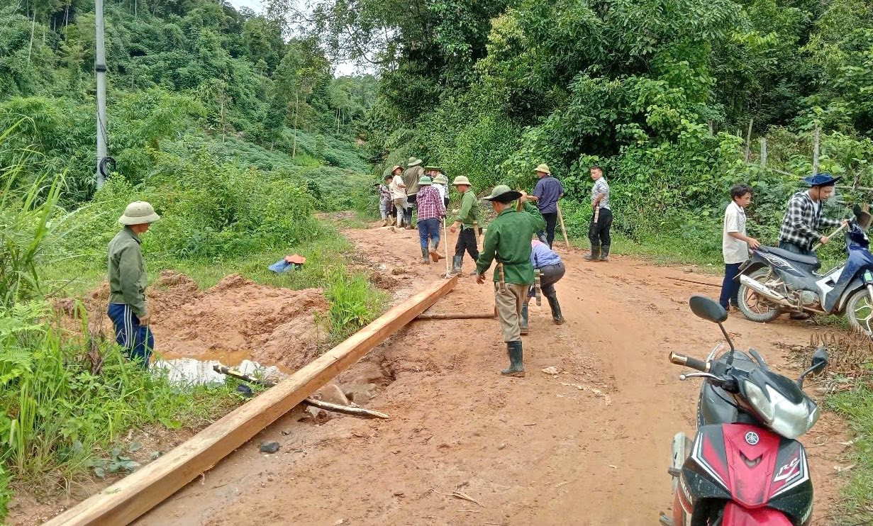 Cầu được thiết kế làm bằng gỗ, có chiều dài 10 mét, rộng 1,5 mét. Để cây cầu sớm được hoàn thiện, những ngày qua hơn 100 người gồm cán bộ, chiến sĩ biên phòng và bà con dân bản đã tham gia thi công làm cầu.