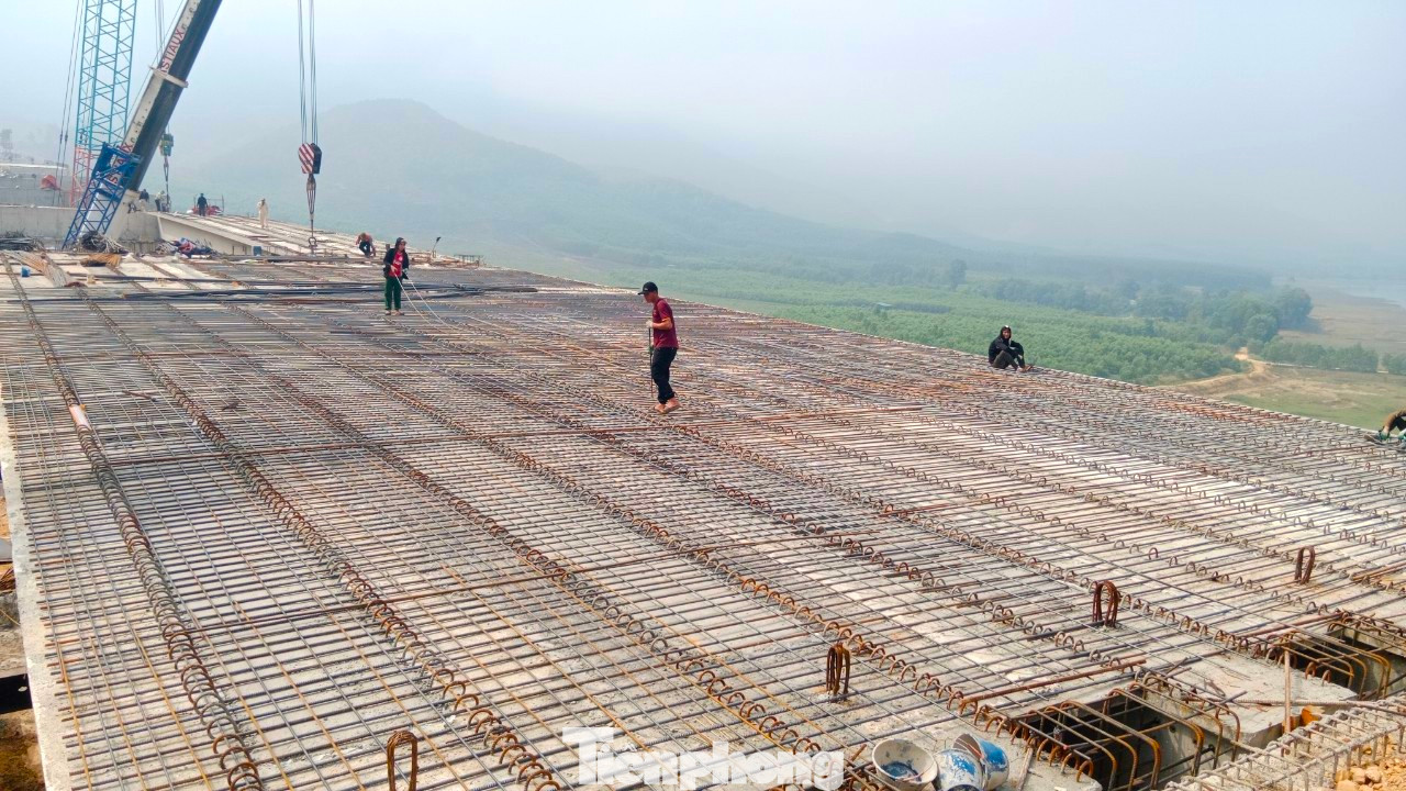 Mỗi nhịp dầm Super T có chiều dài 40m. Sau khi lắp ghép dầm, các đơn vị thi công tiến hành đổ bê tông trước khi cho thảm mặt đường để hoàn thiện. Mỗi nhịp dầm Super T có chiều dài 40m. Sau khi lắp ghép dầm, các đơn vị thi công tiến hành đổ bê tông trước khi cho thảm mặt đường để hoàn thiện.