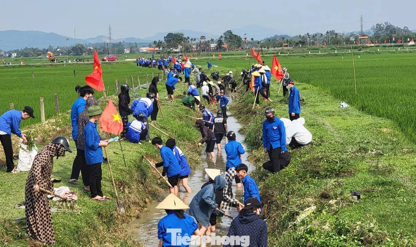 Xây dựng các tuyến đường với các tiêu chí “Sáng - Xanh - Sạch - Đẹp”, các công trình bích họa; bàn giao công trình sân chơi thiếu nhi; thành lập và duy trì các đội hình “Bình dân học vụ số”, các đội hình tình nguyện thực hiện chuyển giao khoa học, kỹ thuật nông nghiệp mới. Xây dựng các tuyến đường với các tiêu chí “Sáng - Xanh - Sạch - Đẹp”, các công trình bích họa; bàn giao công trình sân chơi thiếu nhi; thành lập và duy trì các đội hình “Bình dân học vụ số”, các đội hình tình nguyện thực hiện chuyển giao khoa học, kỹ thuật nông nghiệp mới.