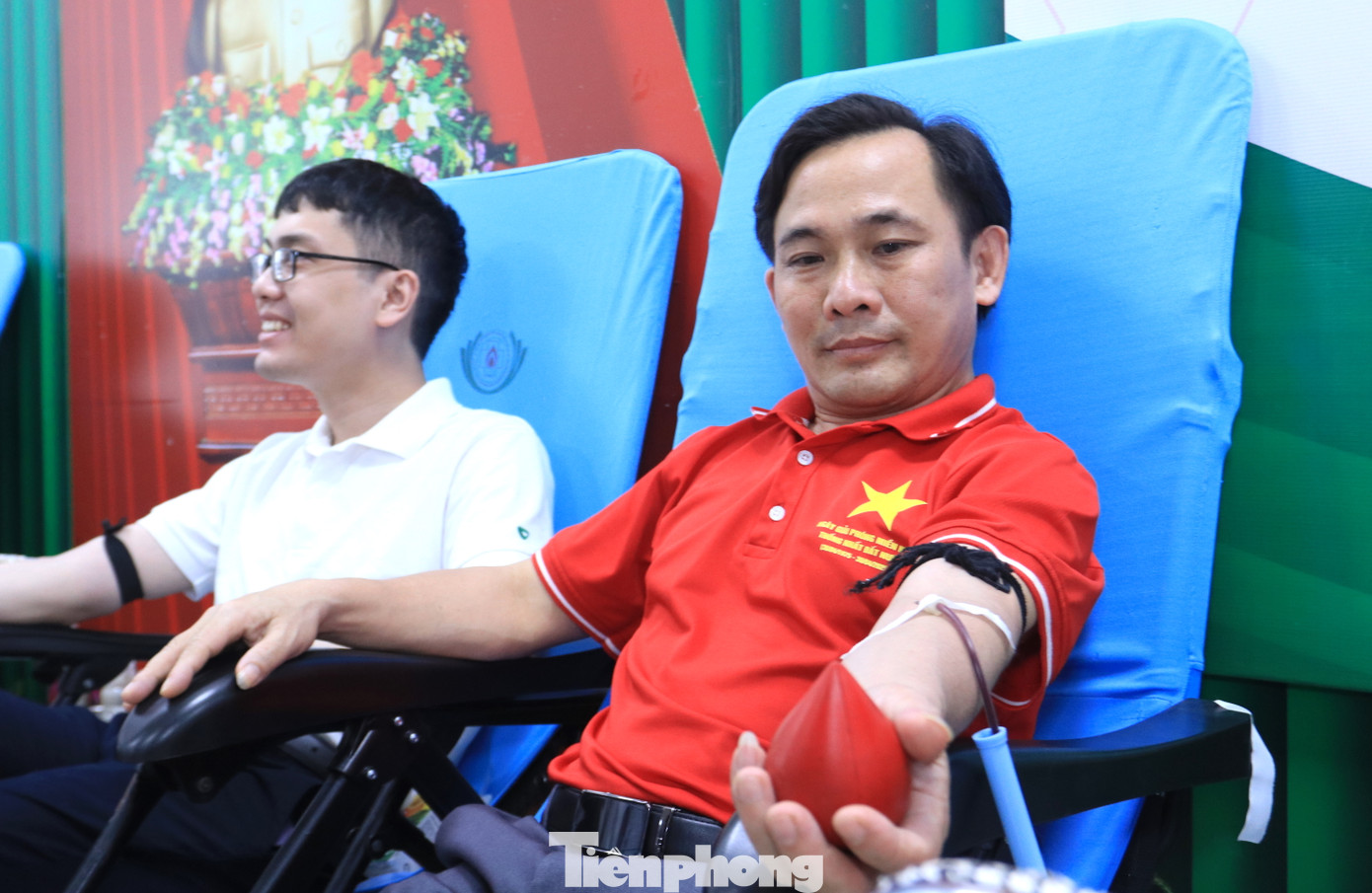 Ông Ngô Đình Viện - Phó Bí thư Đảng ủy Các cơ quan Đảng tỉnh Nghệ An và ông Trần Quang Hòa - Phó Bí thư Đảng ủy Các cơ quan Đảng tỉnh Nghệ An tham gia hiến máu cứu người tại buổi lễ.