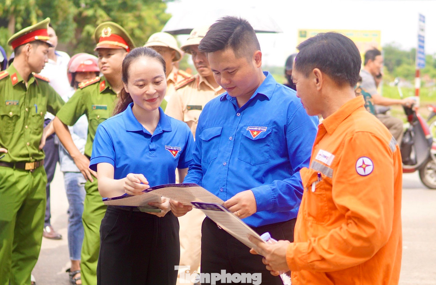 Ngoài hỗ trợ thí sinh, các đoàn viên thanh niên cũng phối hợp với các cơ quan điện lực, lực lượng chức năng tuyên truyền đến phụ huynh và người dân tại các điểm thi về an toàn điện, sử dụng điện hợp lý, phòng chống cháy nổ cũng như tầm quan trọng của dự án đường dây 500kV mạch 3 đi qua địa bàn tỉnh Nghệ An. Ngoài hỗ trợ thí sinh, các đoàn viên thanh niên cũng phối hợp với các cơ quan điện lực, lực lượng chức năng tuyên truyền đến phụ huynh và người dân tại các điểm thi về an toàn điện, sử dụng điện hợp lý, phòng chống cháy nổ cũng như tầm quan trọng của dự án đường dây 500kV mạch 3 đi qua địa bàn tỉnh Nghệ An.