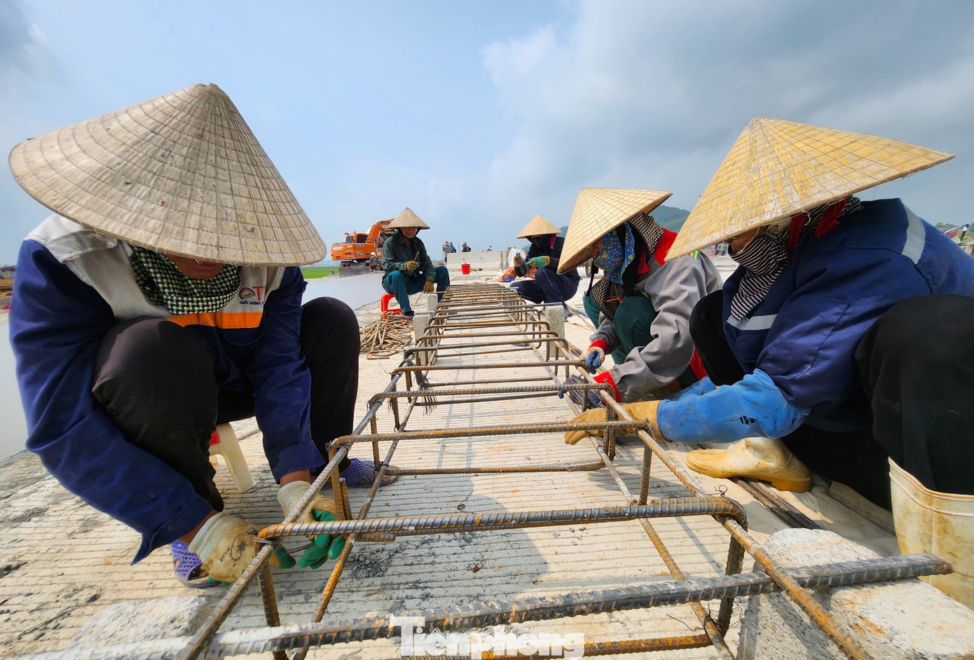Làm việc trên công trường thời tiết nắng nóng nên các công nhân phải mặc áo có quạt điều hòa, trùm kín mặt mũi để làm việc.