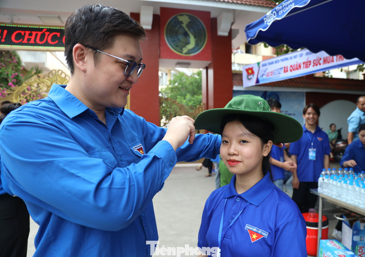 Anh Hồ Đức Việt - Bí thư Thành Đoàn thành phố Vinh đội mũ tai bèo cho nữ thanh niên tình nguyện tiếp sức mùa thi tại điểm trường Phổ thông Dân tộc Nội trú THPT số 1 tỉnh Nghệ An. Anh Hồ Đức Việt - Bí thư Thành Đoàn thành phố Vinh đội mũ tai bèo cho nữ thanh niên tình nguyện tiếp sức mùa thi tại điểm trường Phổ thông Dân tộc Nội trú THPT số 1 tỉnh Nghệ An.