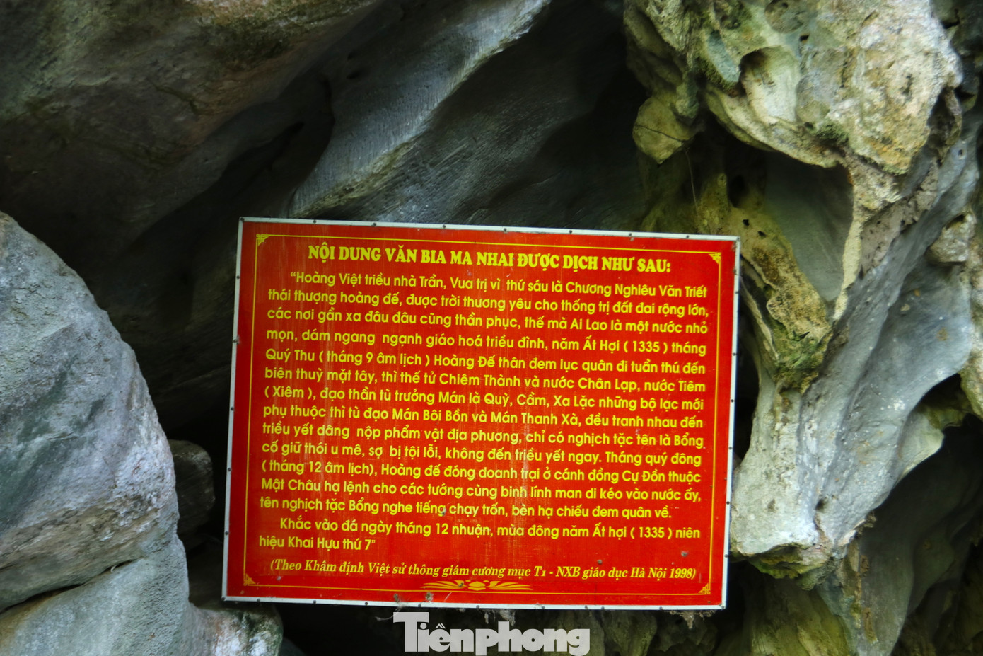 Trên vách núi còn được in một tấm bảng dịch lại nội dung của văn bia để người dân đến có thể đọc hiểu.