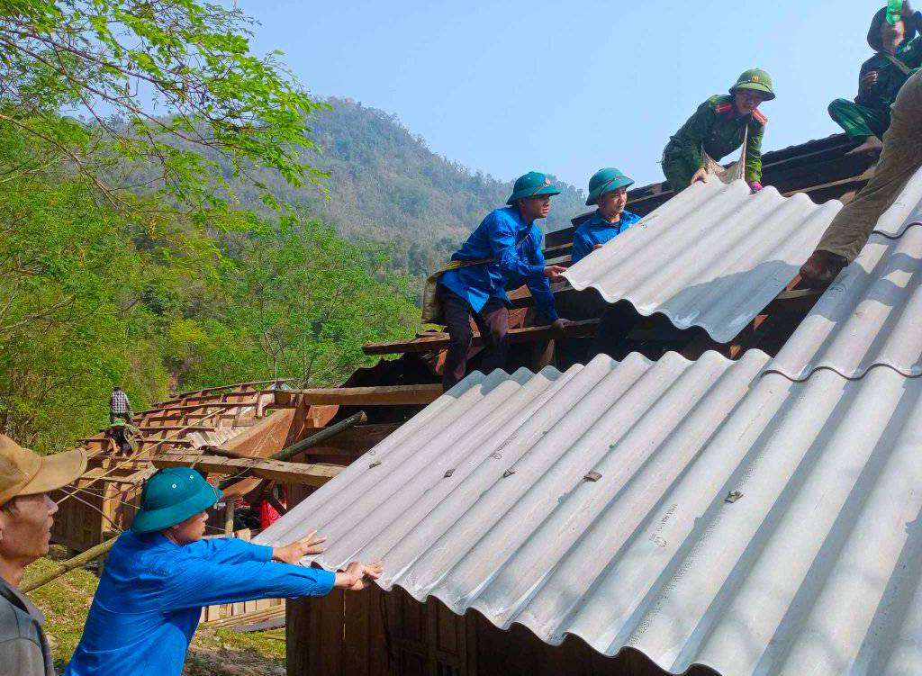 "Nhà người dân bị mưa đá làm thủng hết mái. Một số thì giông lốc làm tốc mái. Các đoàn viên cùng cơ quan chức năng đến giúp người dân lợp lại mái nhà. Một ngôi nhà nhanh cũng sửa chữa trong vòng 1 buổi, có căn nhà cả ngày. Hiện công việc sửa chữa nhà sắp được hoàn thiện", Bí thư Đoàn xã Hữu Lập chia sẻ và cho biết, một số gia đình khó khăn được đoàn viên và lực lượng chức năng hỗ trợ vật liệu để sửa sang lại nhà.