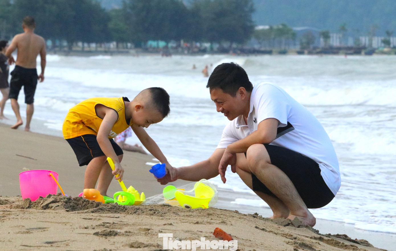 Nhiều gia đình tranh thủ đưa vợ con ra bãi biển để vui đùa, chụp ảnh.