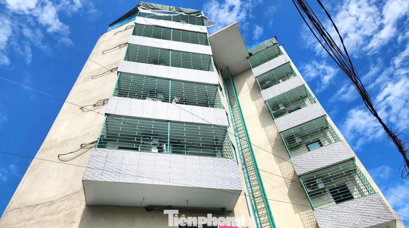 Ban công các dãy tòa nhà đều được hàn kín bằng song sắt. Chủ tòa nhà thiết kế một cầu thang sắt thoát hiểm chung cho cả tòa nhà. Tuy nhiên, khi lỡ không may xảy ra sự cố, chiếc thang thoát hiểm chung sẽ gây khó khăn trong quá trình thoát nạn của các cư dân.