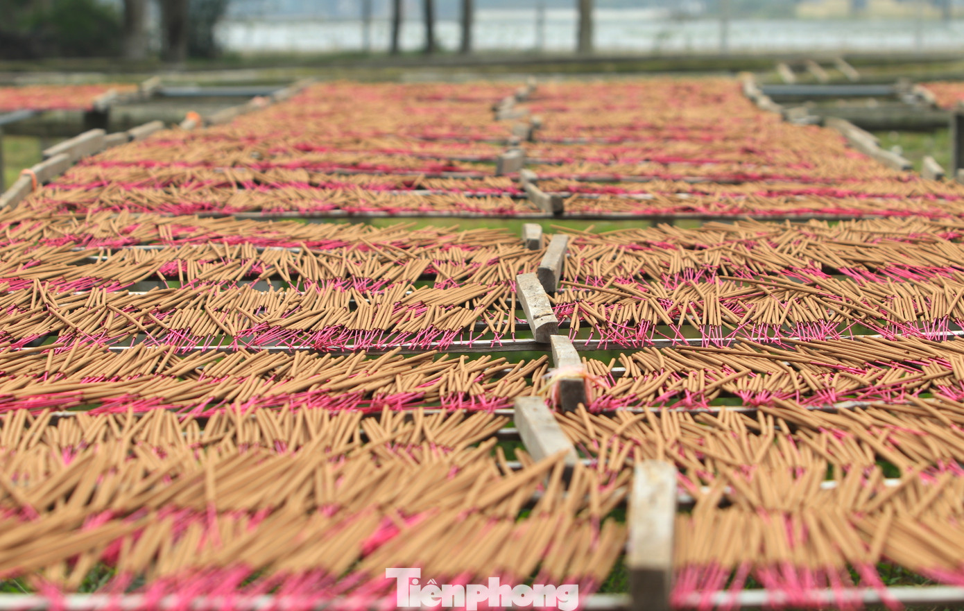 Hương được các cơ sở phơi trên giá cao ở những bãi đất trống nên đảm bảo sạch sẽ và nhanh khô.