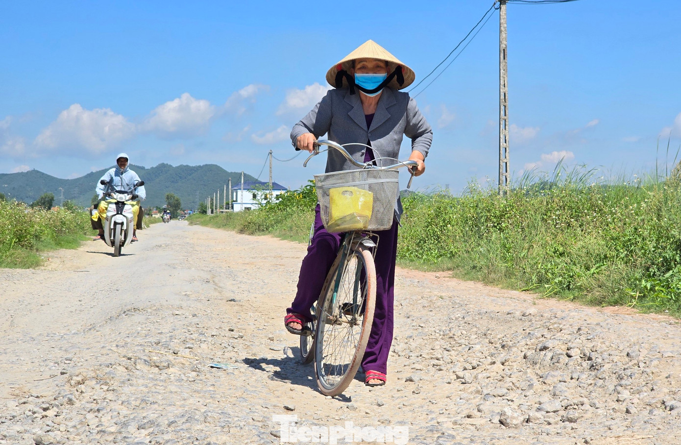 “Trước mắt huyện sẽ hỗ trợ kinh phí để xã đổ ít xe đá khắc phục tạm những đoạn hư hỏng để người dân đi lại dễ dàng hơn”, ông Hoàng Văn Cương - Giám đốc Ban Quản lý các dự án xây dựng huyện Quỳnh Lưu nói và cho biết do nhà thầu thi công bị vỡ nợ nên đơn vị này không về để làm các thủ tục quyết toán, chấm dứt dự án.