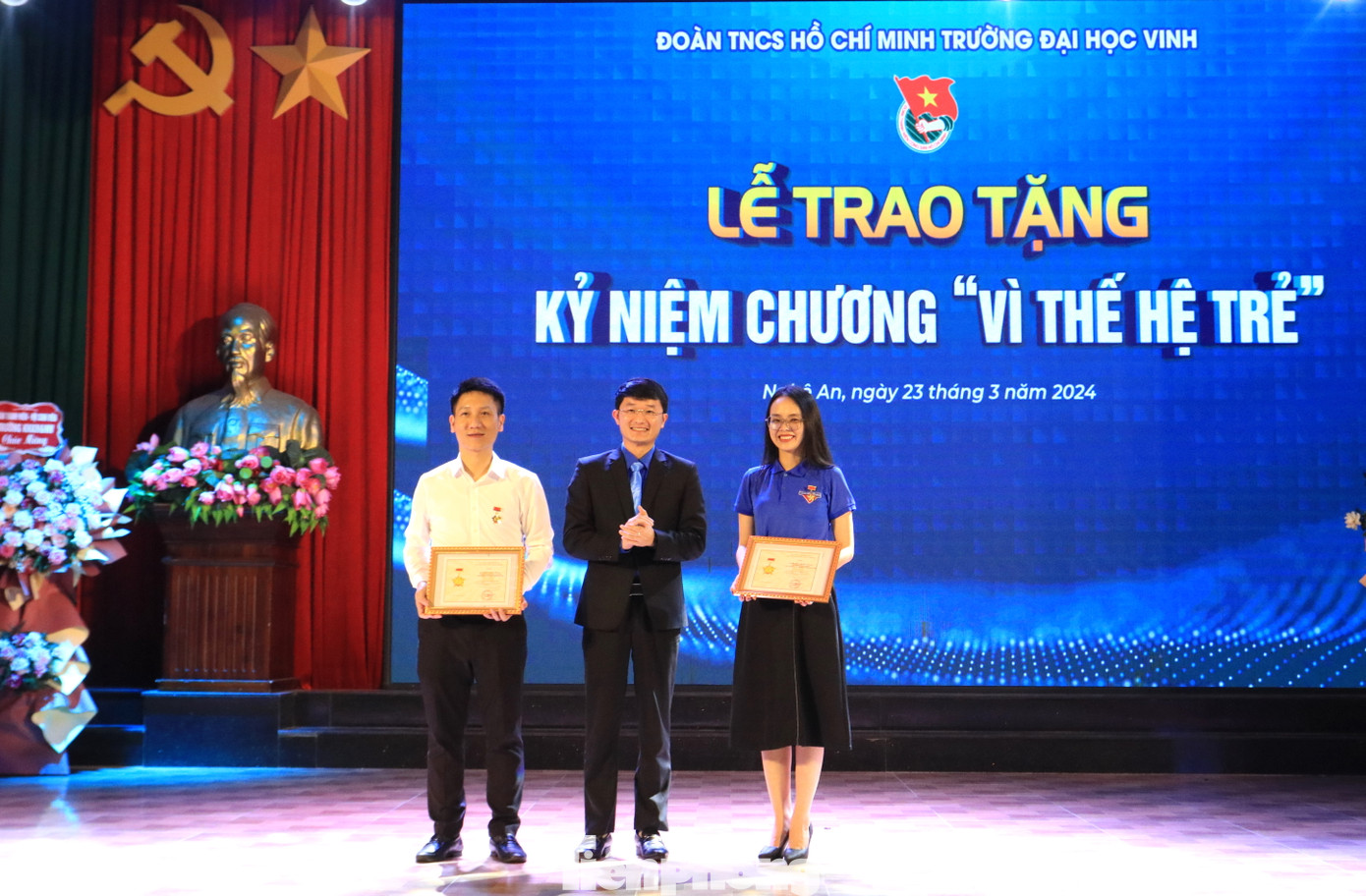 Anh Trần Linh - Phó Bí thư Tỉnh Đoàn, Chủ tịch Hội Sinh viên, Chủ tịch Hội đồng đội tỉnh Nghệ An trao kỷ niệm chương "Vì thế hệ trẻ" của T.Ư Đoàn cho 2 cán bộ trường Đại học Vinh.