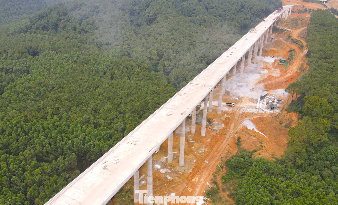 Cụ thể, 2 đầu hầm Thần Vũ là địa hình đồi núi. Do địa hình không bằng phẳng nên có 4 cây cầu được thiết kế để vượt núi đồi. Theo hướng từ Bắc vào Nam có 4 cây cầu cạn nối nhau liên tiếp gồm cầu Xuân Dương 1, cầu Xuân Dương 2, qua hầm Thần Vũ đến cầu Thần Vũ 2 và cầu Ồ Ồ. Cụ thể, 2 đầu hầm Thần Vũ là địa hình đồi núi. Do địa hình không bằng phẳng nên có 4 cây cầu được thiết kế để vượt núi đồi. Theo hướng từ Bắc vào Nam có 4 cây cầu cạn nối nhau liên tiếp gồm cầu Xuân Dương 1, cầu Xuân Dương 2, qua hầm Thần Vũ đến cầu Thần Vũ 2 và cầu Ồ Ồ.