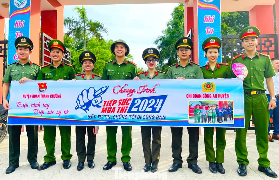 Những việc làm, món quà, lời động viên của lực lượng công an trên địa bàn toàn tỉnh Nghệ An cũng góp phần vào sự thành công của kỳ thi tuyển sinh lớp 10 năm học 2024-2025.