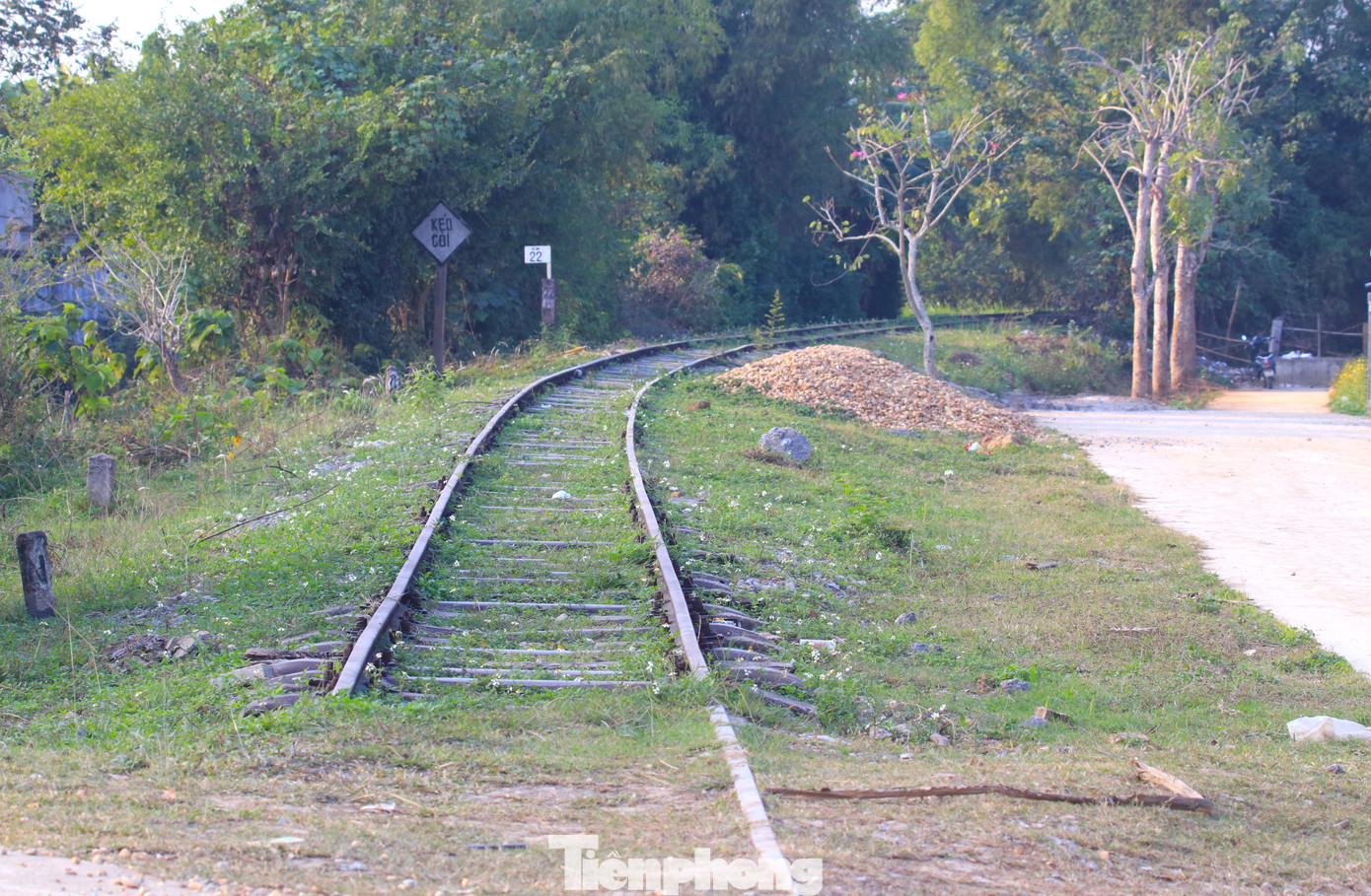 Nhiều đoạn đường ray đã bị vùi lấp.