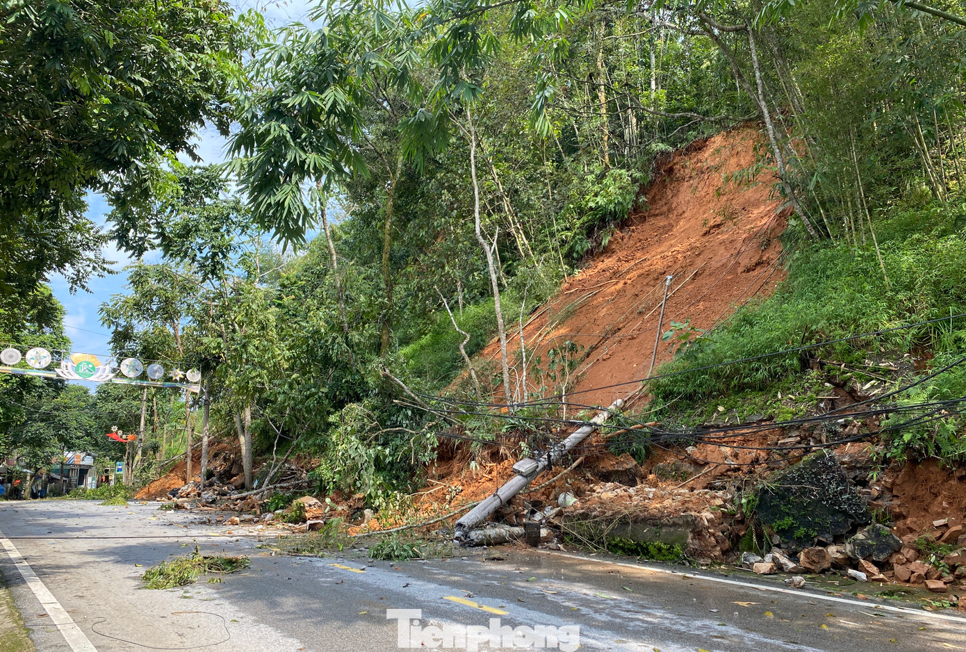 Ngày 9/9, sau nhiều ngày mưa lớn liên tục đã khiến một mảng đồi ở tổ 1, thị trấn Nguyên Bình (huyện Nguyên Bình, Cao Bằng) đổ sập xuống đường.