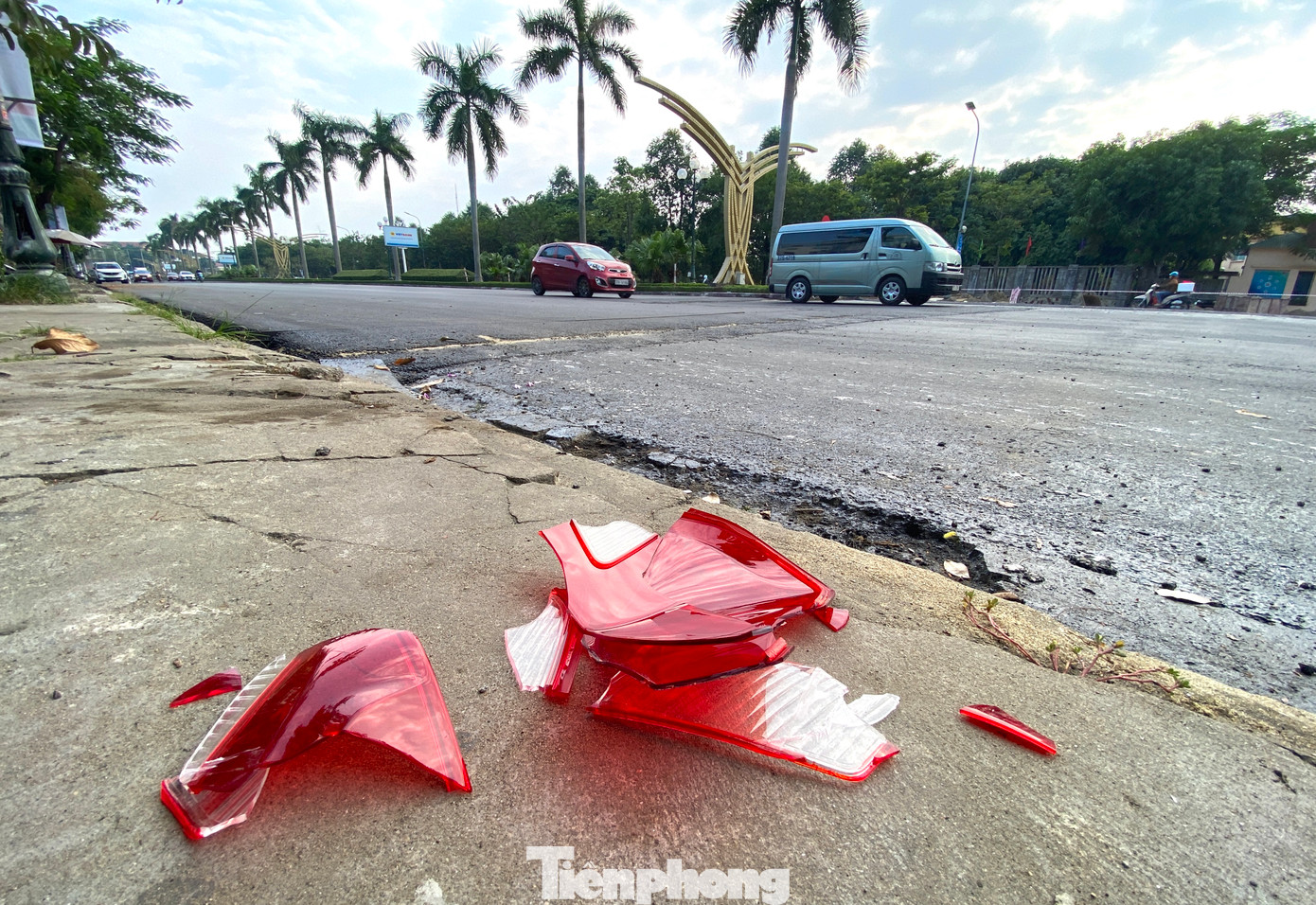 Thực tế đã có những vụ tai nạn xảy ra ngay tại các điểm tiếp nối giữa đường đã được thảm nhựa và đoạn đường chưa được thảm.