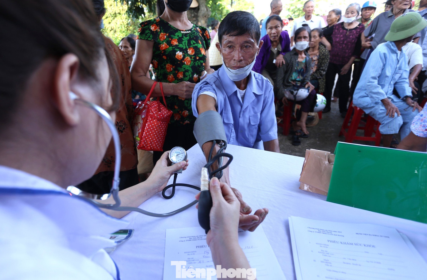 Những người cao tuổi được đo huyết áp, bắt mạch kiểm tra kỹ càng.