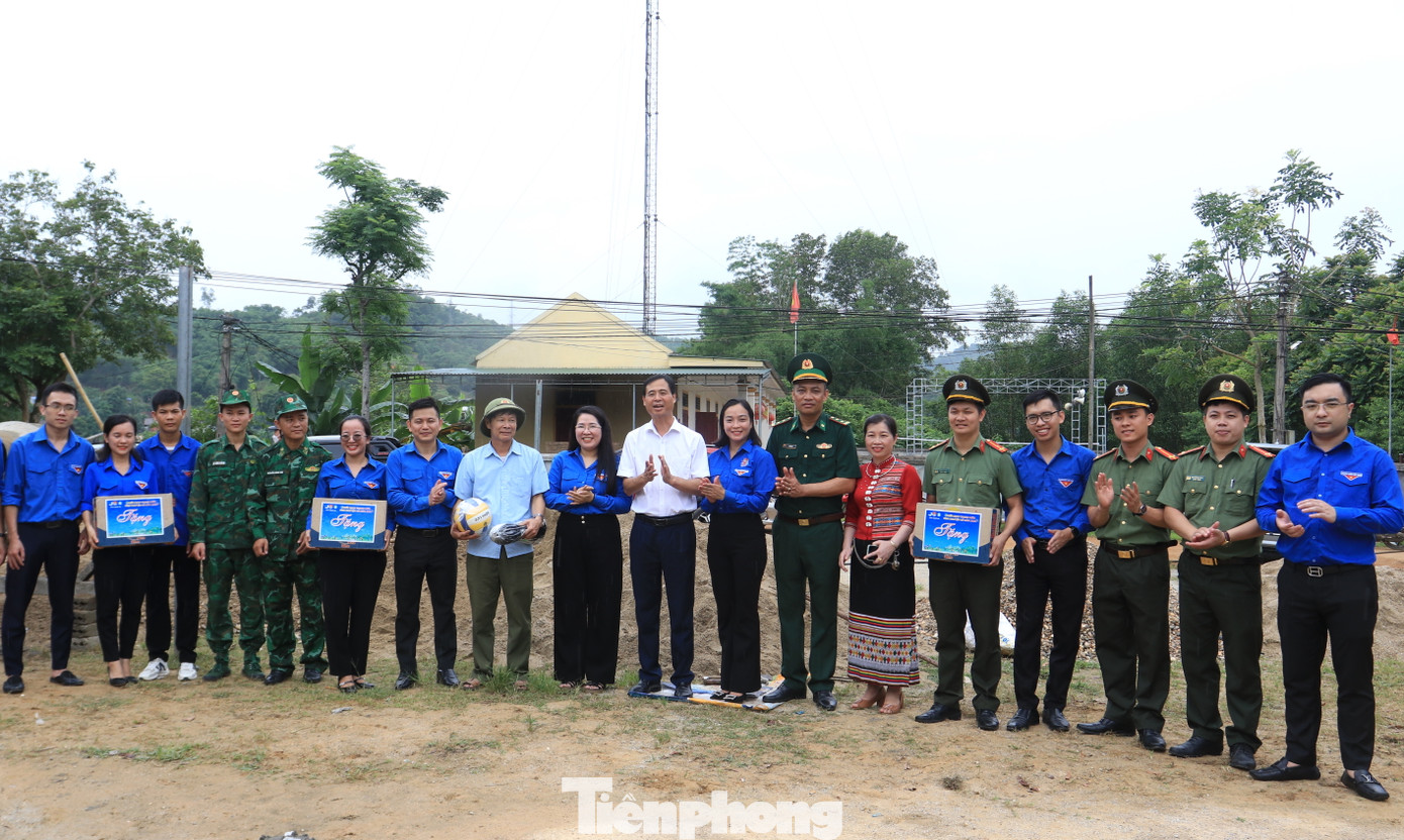Ban tổ chức trao tặng công trình thanh niên sân chơi cho thiếu nhi tại xã Châu Khê. Ban tổ chức trao tặng công trình thanh niên sân chơi cho thiếu nhi tại xã Châu Khê.