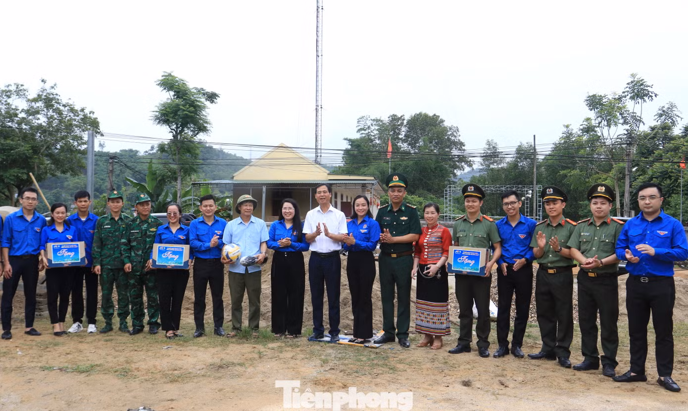 Ban tổ chức trao tặng công trình thanh niên sân chơi cho thiếu nhi tại xã Châu Khê.