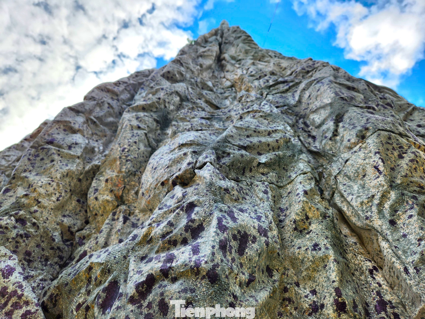 Những vỏ bao bì xi-măng sau khi làm sạch đã được người dân xử lý và tạo hình như những vách núi đá thực thụ. "Bao bì được làm sạch rồi phơi khô. Sau đó sẽ dùng lửa hơn để tạo nếp nhăn rồi bắn ghim lên như những hang, vách đá. Cuối cùng là sơn lót và sơn màu lên cho giống vách núi đá thật", ông Nguyễn Văn Nhiên nói và cho hay công đoạn thiết kế, tạo hình làm sao cho giống vách núi đá thật là công đoạn khó nhất trong làm hang đá này. Những vỏ bao bì xi-măng sau khi làm sạch đã được người dân xử lý và tạo hình như những vách núi đá thực thụ. "Bao bì được làm sạch rồi phơi khô. Sau đó sẽ dùng lửa hơn để tạo nếp nhăn rồi bắn ghim lên như những hang, vách đá. Cuối cùng là sơn lót và sơn màu lên cho giống vách núi đá thật", ông Nguyễn Văn Nhiên nói và cho hay công đoạn thiết kế, tạo hình làm sao cho giống vách núi đá thật là công đoạn khó nhất trong làm hang đá này.