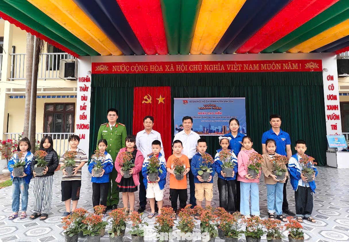 Toàn tỉnh trao tặng 2 Ngôi nhà nhân ái, thực hiện 15 gian hàng "đổi phế liệu lấy cây xanh/sữa/túi rác hữu cơ…". Toàn tỉnh trao tặng 2 Ngôi nhà nhân ái, thực hiện 15 gian hàng "đổi phế liệu lấy cây xanh/sữa/túi rác hữu cơ…".