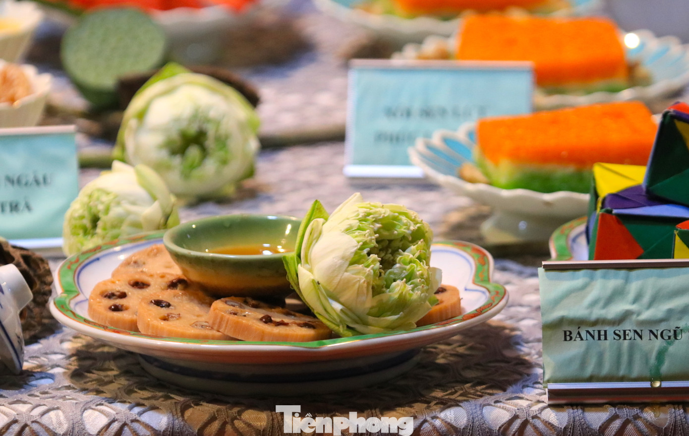 Những món ăn làm từ sen được trang trí bắt mắt.