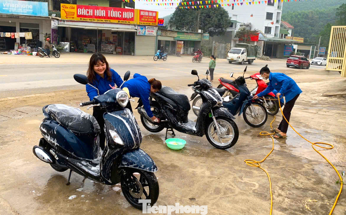 Nổi bật trong đó là hoạt động rửa xe gây quỹ từ thiện với hàng chục điểm được lập tại các xã như: Vĩnh Sơn, Tào Sơn, Lạng Sơn, Khai Sơn, Long Sơn, Thọ Sơn, Lĩnh Sơn, Thị Trấn Kim Nhan và trường THPT Anh Sơn 2…