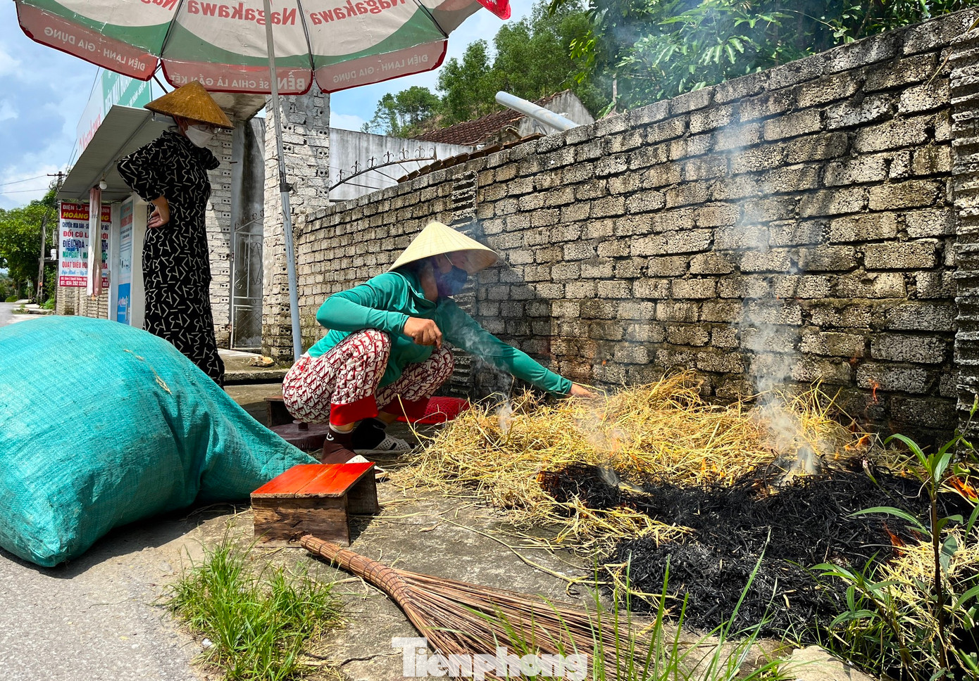 Chuột được sơ chế bằng cách thui qua lửa rơm. Những người thợ sau đó sẽ lột bỏ da, loại bỏ chân, đuôi, đầu và toàn bộ nội tạng. Người thợ chỉ giữ lại chắc phần thịt để bán cho khách. Với mỗi kg thịt chuột đã làm sạch, sẽ có giá từ 100.000 - 150.000 đồng tùy loại.