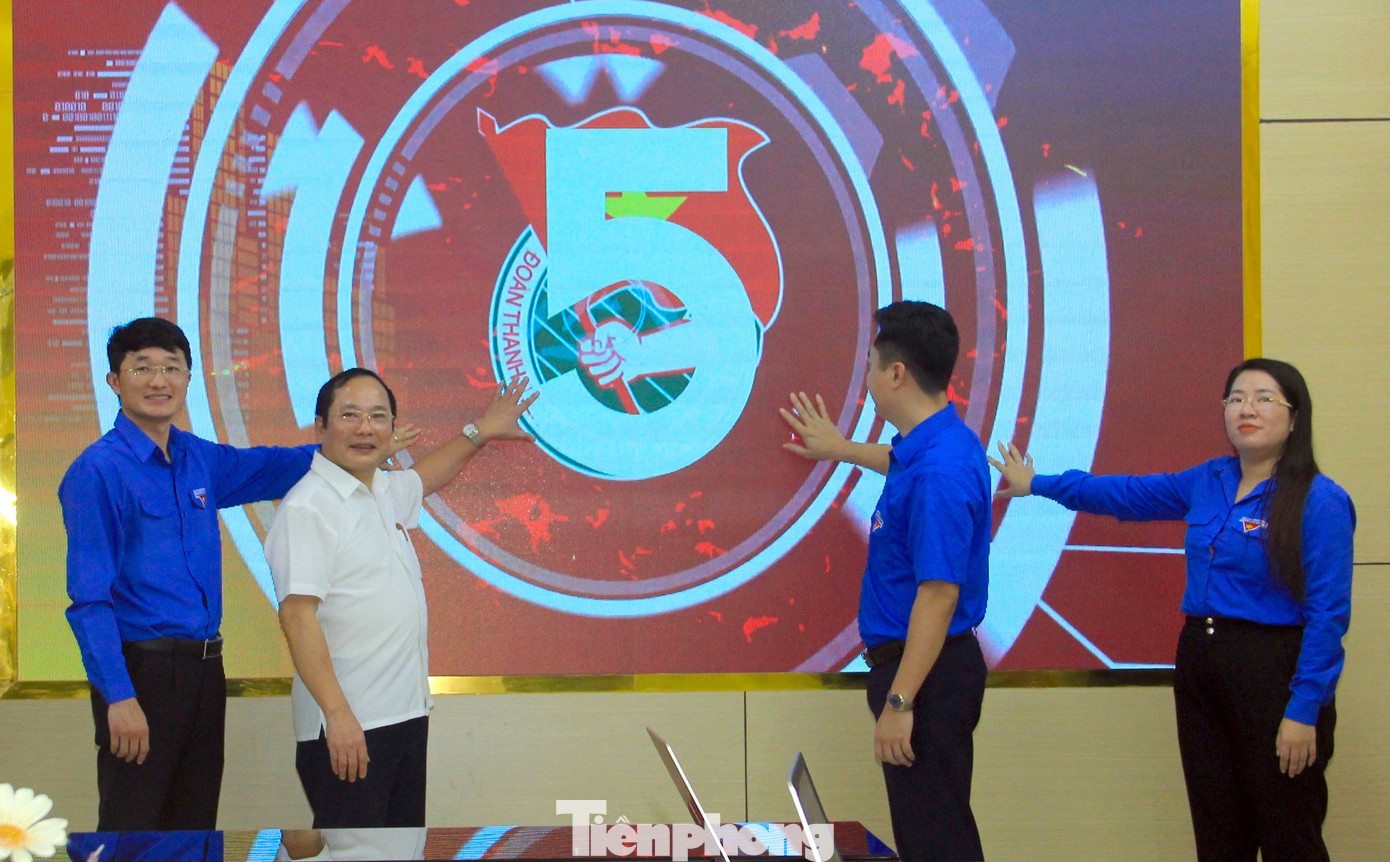 Thực hiện nghi thức phát động.