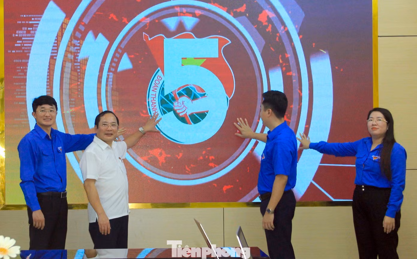 Thực hiện nghi thức phát động. Thực hiện nghi thức phát động.