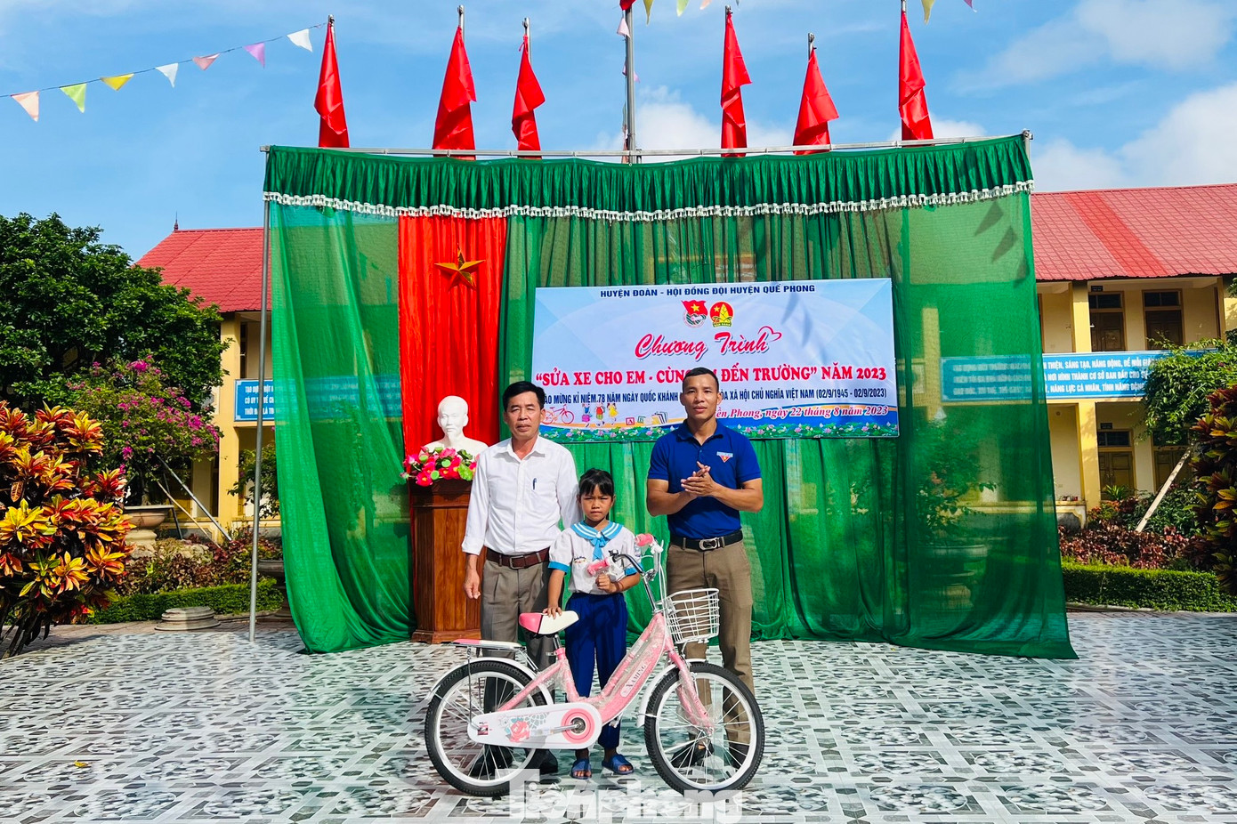 Ban Thường vụ Huyện đoàn Quế Phong mong rằng chương trình ý nghĩa này sẽ là hoạt động thường niên của Thanh niên Quế Phong cũng như nhân rộng ra các địa phương khác. Những chiếc xe sẽ là hành trang giúp con đường đến trường của các em học sinh vơi bớt khó khăn, tạo động lực giúp các em nỗ lực cố gắng vươn lên trong học tập.