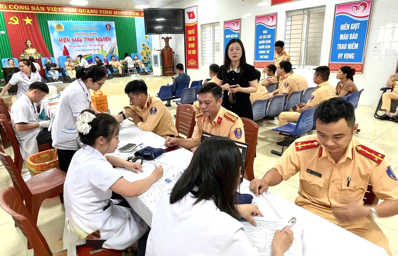 Trước tình trạng trên, Giám đốc Trung tâm Huyết học và Truyền máu tỉnh Nghệ An đã kêu gọi toàn thể cán bộ, viên chức, người lao động, người dân trên địa bàn hãy cùng nhau tham gia hiến máu nếu đủ điều kiện sức khỏe. “Quan trọng hơn, hãy trở thành những người tiên phong, tích cực vận động người thân, bạn bè, đồng nghiệp, học sinh,sinh viên, người dân tại địa phương… cùng hiến máu. Góp phần lan tỏa tinh thần “Cho đi là còn mãi - Một giọt máu cho đi, một cuộc đời ở lại”, ông Nguyễn Đình Khuê - Giám đốc Trung tâm Huyết học và Truyền máu tỉnh Nghệ An nói.