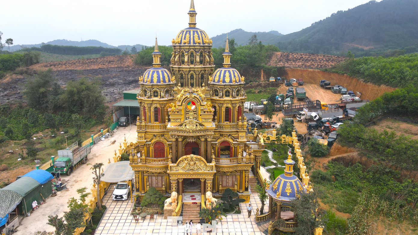 Tòa lâu đài này có diện tích sàn 4.000m2. Công trình thiết kế theo kiến trúc Pháp, tông màu chủ đạo là vàng đồng và tím xanh.