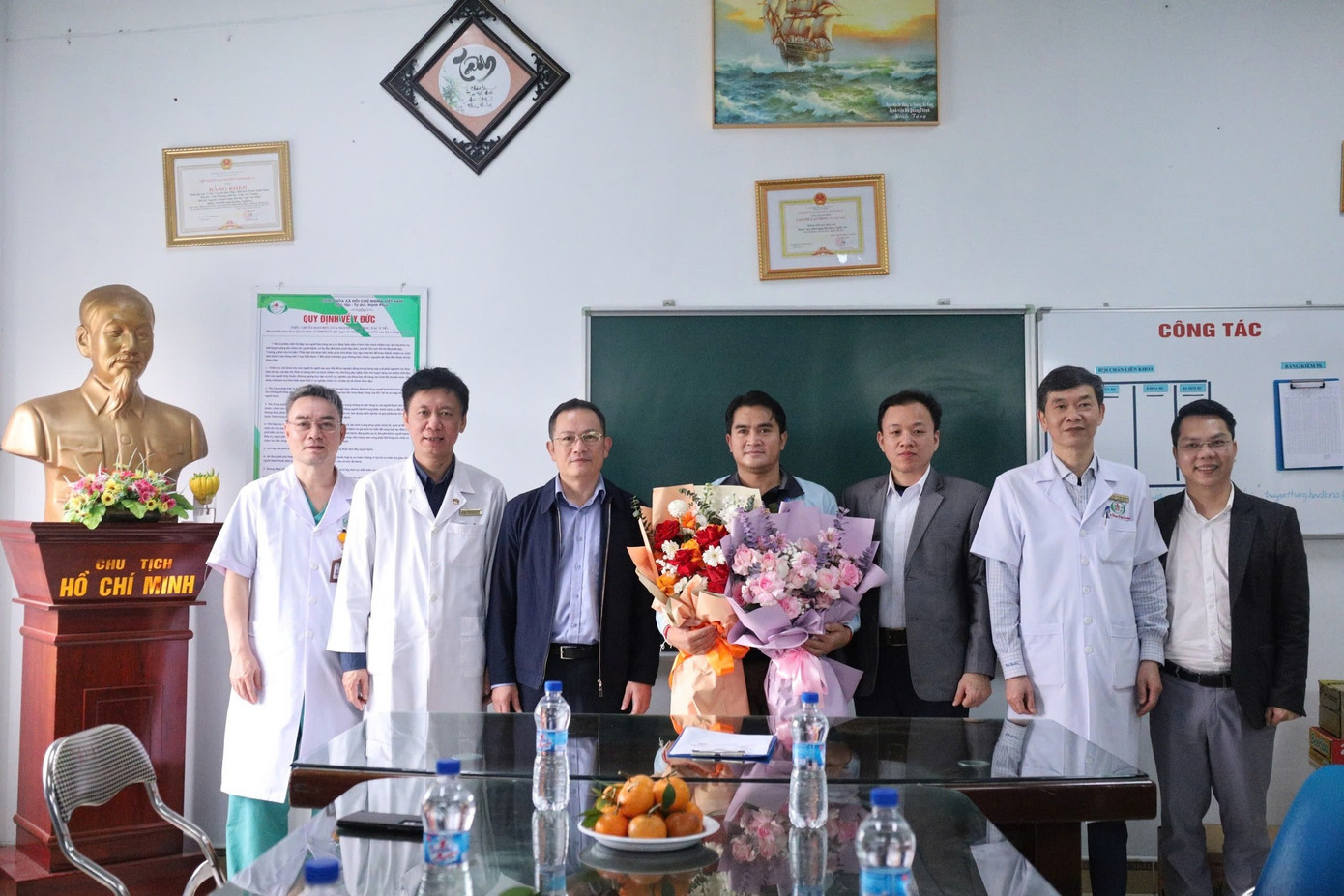 Lãnh đạo Sở Y tế Nghệ An, Sở Ngoại vụ, Bệnh viện Hữu nghị đa khoa Nghệ An tặng hoa chúc mừng bệnh nhân Aloun Sack đã khỏi bệnh sau 7 ngày điều trị.