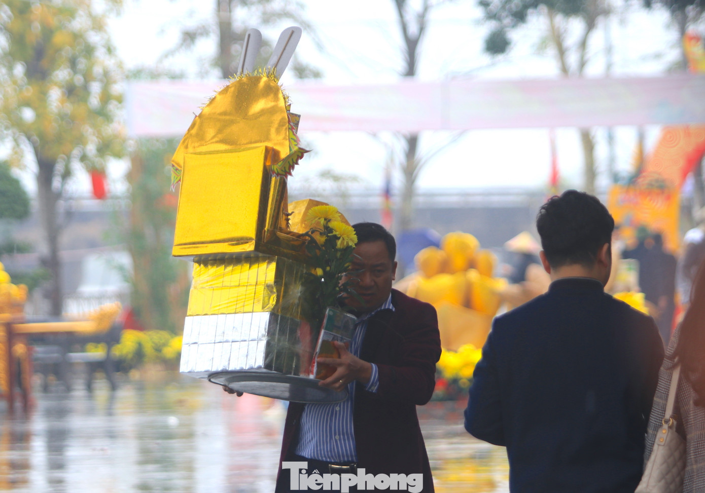 Nhiều du khách chuẩn bị mâm lễ lớn chất đầy những thỏi vàng vào đền cầu khấn. Nhiều du khách chuẩn bị mâm lễ lớn chất đầy những thỏi vàng vào đền cầu khấn.