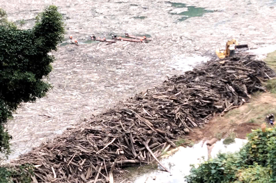 Hiện nay đơn vị được thuê đang khẩn trương thu gom và xử lý rác, đảm bảo vệ sinh và hệ sinh thái dưới nước. Hiện nay đơn vị được thuê đang khẩn trương thu gom và xử lý rác, đảm bảo vệ sinh và hệ sinh thái dưới nước.