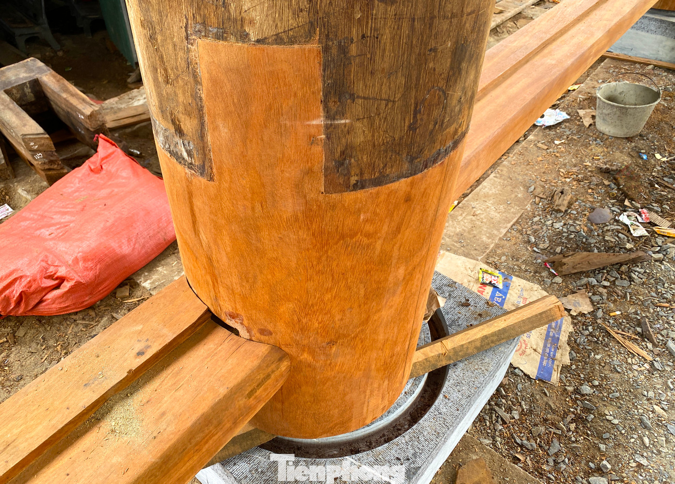 “Tất cả cấu kiện khi trùng tu đều được giữ lại nguyên bản. Riêng những phần hư hỏng, được thay mới, chúng tôi vẫn giữ nguyên không sơn hay làm giả cũ”, anh Lương Sỹ Nhật nói.