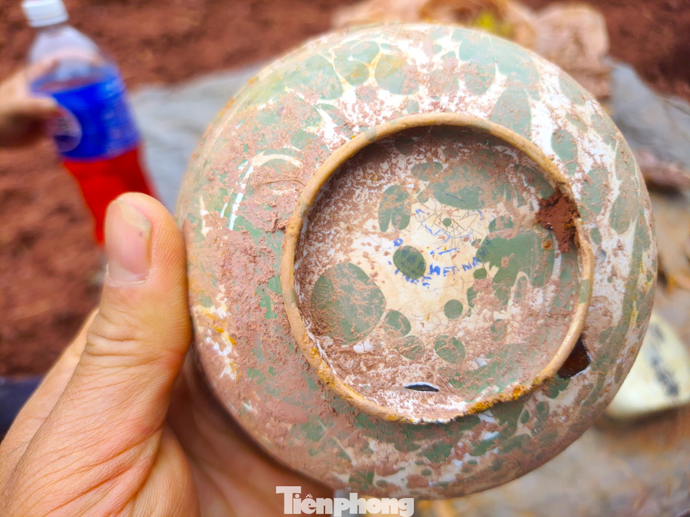 Những đồ vật được tìm thấy nhiều nhất cùng các hài cốt là bát, xẻng, tăng, võng, súng, bình nước... Trải qua hàng chục năm, nhiều di vật vẫn còn nguyên vẹn, Những đồ vật được tìm thấy nhiều nhất cùng các hài cốt là bát, xẻng, tăng, võng, súng, bình nước... Trải qua hàng chục năm, nhiều di vật vẫn còn nguyên vẹn,