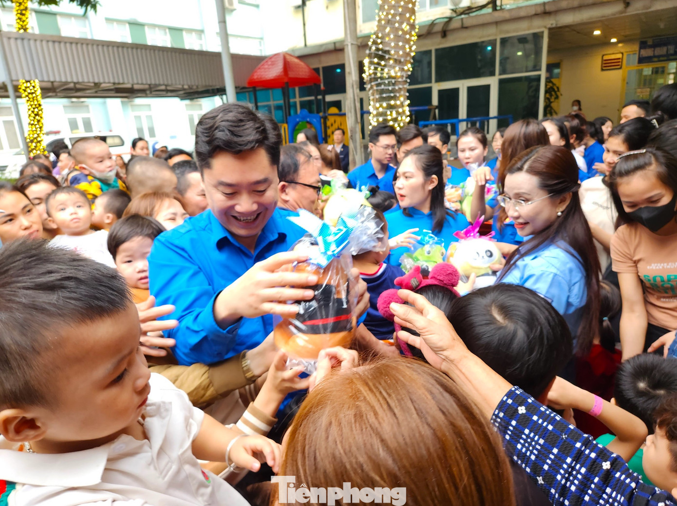 Sau lễ khánh thành khu vui chơi dành cho thiếu nhi, Ban tổ chức đã trao tặng nhiều phần quà ý nghĩa đến các cháu nhỏ đang điều trị tại Bệnh viện Sản nhi Nghệ An.