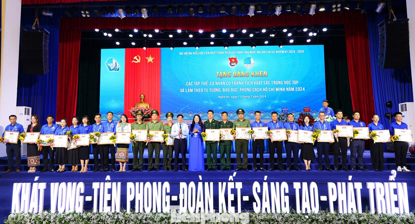 Tuyên dương 24 tập thể có thành tích xuất sắc trong học tập và làm theo tư tưởng, đạo đức, phong cách Hồ Chí Minh 2024.