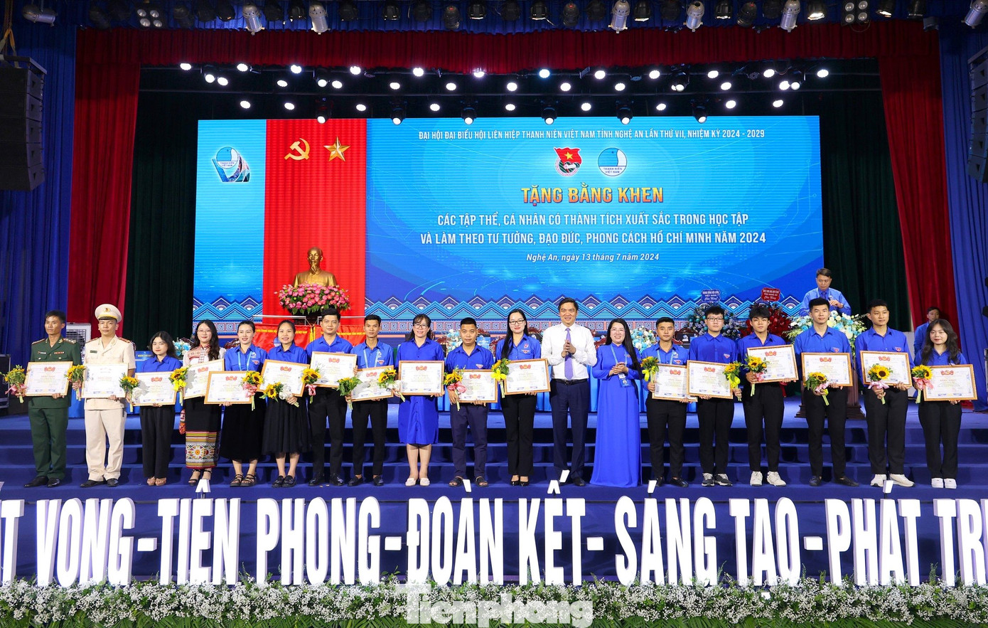 Tuyên dương 19 cá nhân có thành tích xuất sắc trong học tập và làm theo tư tưởng, đạo đức, phong cách Hồ Chí Minh 2024.