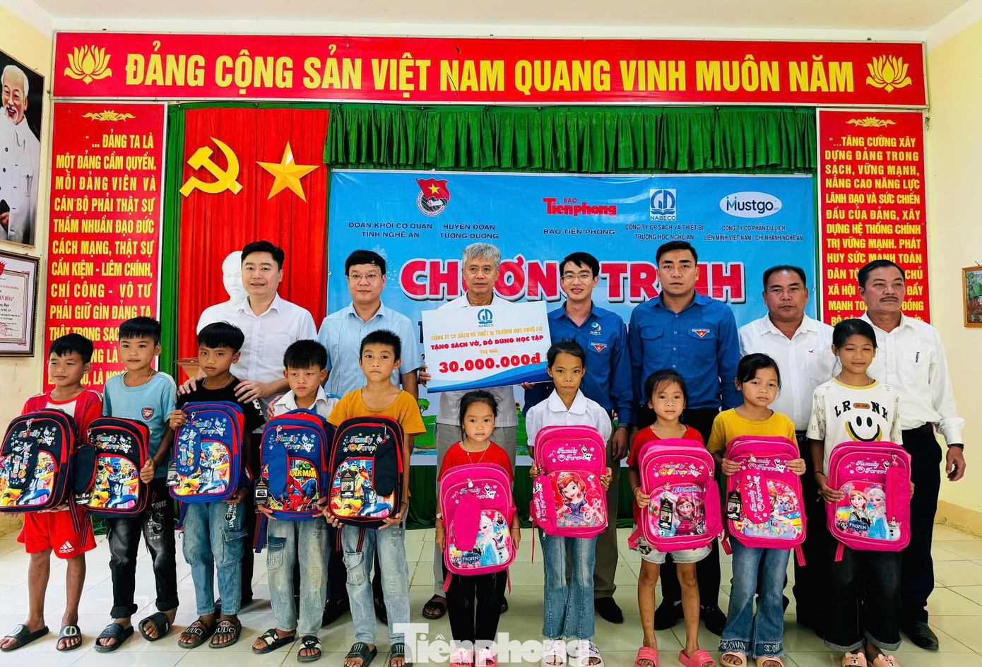 Ban tổ chức trao tặng 57 suất quà trị giá 30 triệu đồng đến các em thiếu nhi trên địa bàn bản Minh Thành. Ban tổ chức trao tặng 57 suất quà trị giá 30 triệu đồng đến các em thiếu nhi trên địa bàn bản Minh Thành.