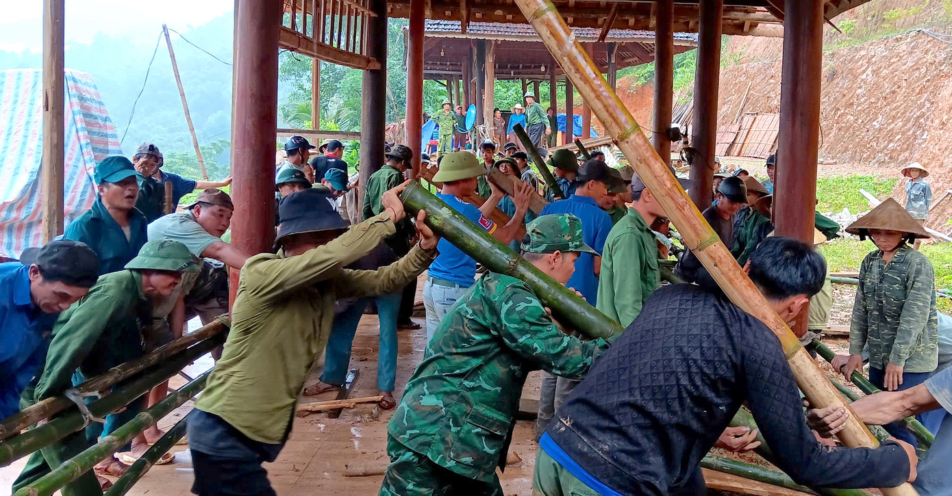 Đồn Biên phòng Châu Khê cùng chính quyền địa phương và người dân di dời nhà người dân vào trong để tránh bị sạt lở. (Ảnh: Hải Thượng).
