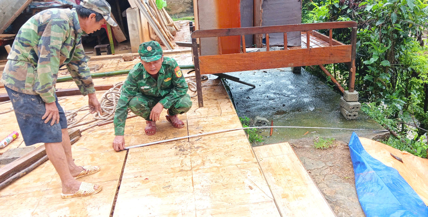 Với sự hỗ trợ của hàng chục người, 2 căn nhà của người dân ở xã Châu Khê đã được di dời vào nơi an toàn, tránh sạt lở. (Ảnh: Hải Thượng).