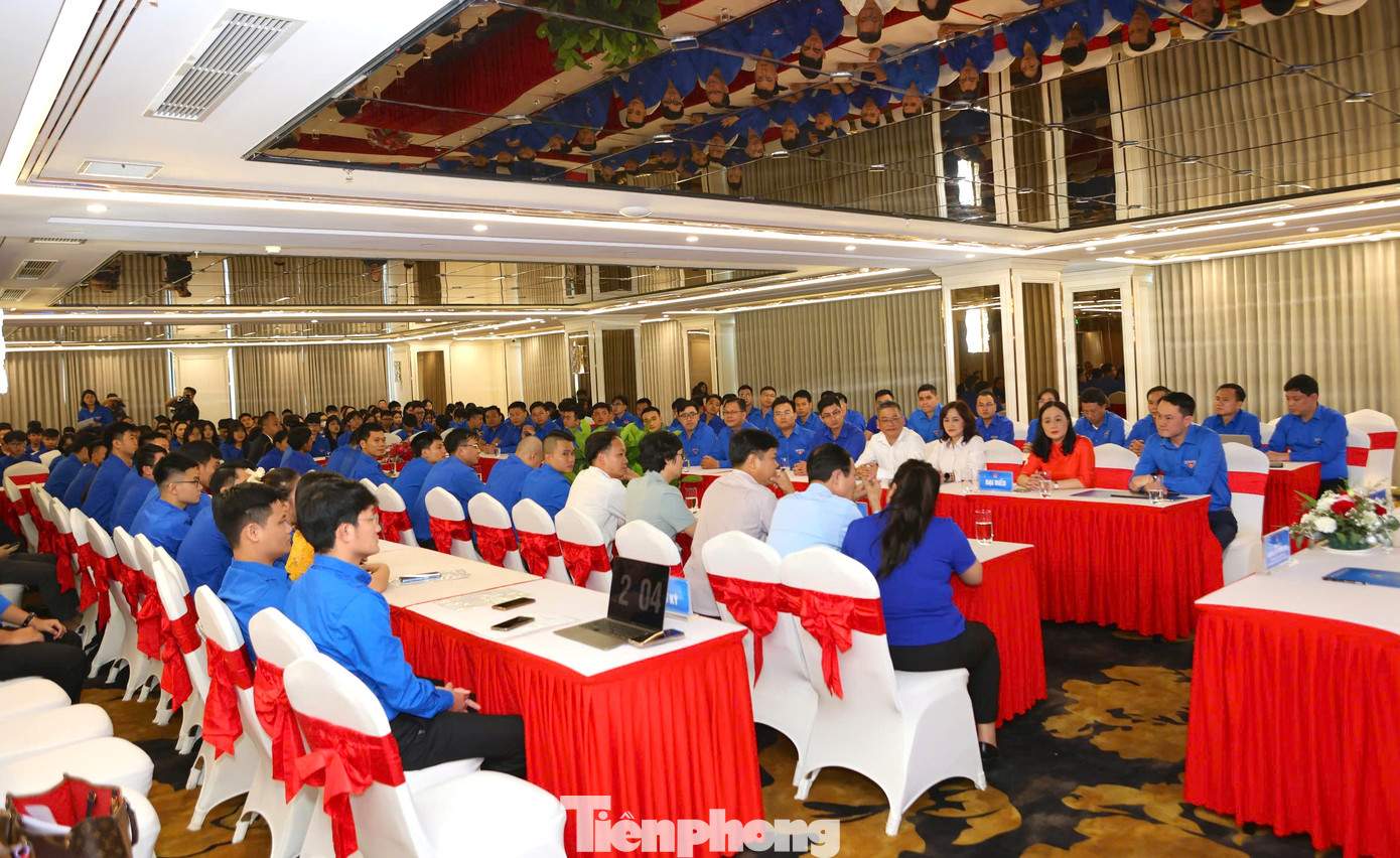 Các đại biểu và đông đảo đoàn viên, thanh niên công nhân tham gia tọa đàm.