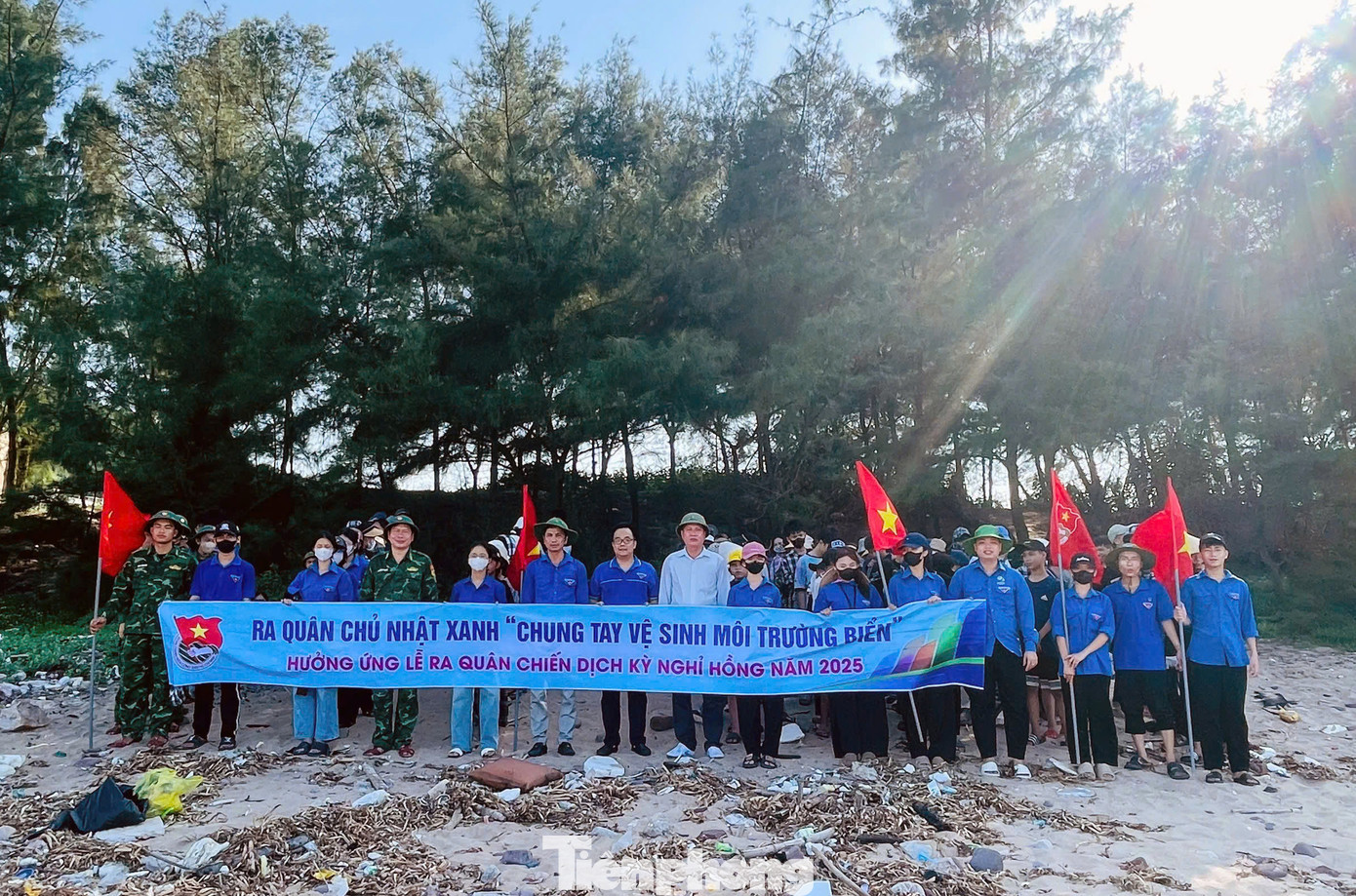 Ban tổ chức và các đơn vị phối hợp tổ chức hoạt động “Chung tay vệ sinh môi trường biển” trong buổi lễ ra quân Chiến dịch Kỳ nghỉ hồng.