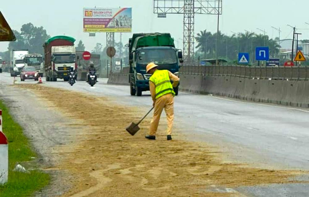 Đoạn đường bị dầu loang dài khoảng 100m. Đoạn đường bị dầu loang dài khoảng 100m.